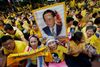 Kongetro thailændere samledes den 5. december i fjor foran hospitalet i Bangkok, hvor kong Bhumibol var indlagt, da han fyldte 87 år. Arkivfoto: Wong Maye-E/AP