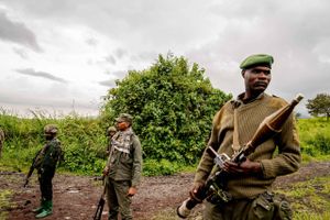 Det internationale pres stiger på Rwanda. Landet anklages for at støtte en brutal oprørsmilits, der angriber og dræber civile. 