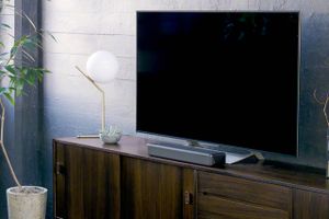 Hjemmebio er stadig bedst med ordentlig surround-lyd. Men det må gerne være praktisk – som med disse soundbars, der har trådløse baghøjttalere.