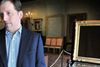 Sikkerhedvagt på Gardner-museet Anthony Amore er hver dag inde i rummet med de to tomme rammer. Foto: AP