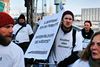 Overalt i landet vil den anden uge i lockouten blive præget af demonstrationer og aktioner som denne med lærere fra Christianshavns Skole. Nu advarer lærerformanden om konsekvenserne ved et lovindgreb.