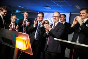 NNIT går på børsen. Topchef Per Kogut, i midten med sorte briller og blåt slips, og finansdirektør Carsten Krogsgaard til højre for ham. Foto: Niels Hougaard