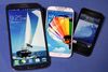 Samsung Galaxy S4 (i midten) klarer sig bedre i batteritesten end de nye Apple iPhone-modeller. Galaxy S4 er til gengæld noget større.