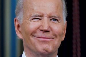 USA’s præsident Joe Biden siger, at amerikanerne efter midtvejsvalget skal være stolte af sig selv. Samtidig begynder det politiske rivegilde hos Republikanerne, efter den røde bølge udeblev. 