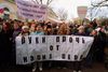 Omkring 6.000 russiske teenagere protesterede i februar 2004 mod en ny lov i Letland, der forlangte, at al undervisning i fremtiden skulle foregå på lettisk. Mange russere taler ikke lettisk, derfor var vreden stor. Arkivfoto: AP