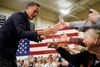 Mitt Romney fremlagded sine skattepapirer, da han var præsidentkandidat for fire år siden. Nu opfordrer han Donald Trump til det samme.