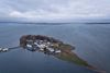 Ifølge regeringens plan skal beboere flyttes til øen Lindholm i 2021. Projektet anslås at koste mere end 750 mio. kr., fordi der skal laves en grundig desinfektion af bygningerne på øen, inden de nye beboere kan flytte ind. Øen er i dag hjemsted for DTU, og øen er blevet brugt til at forske i bl.a. virussygdomme. Foto: Jens Dresling