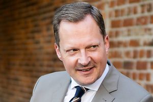 Tidligere pressechef i Dansk Folkeparti blev hyret til jobbet som strategichef for det Konservative Folkeparti for en måned siden. Nu er han fyret. 
