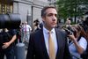 Michael Cohen foran retsbygningen på Manhatten efter han har erklæret sig skyldig i økonomisk kriminalitet. Foto: Craig Ruttle/AP