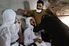 En mand trækker vejret gennem en iltmaske, mens en anden modtager hjælp, efter hvad redningsarbejdere betegner som et formodet giftgasangreb i den oprørskontrollerede by Khan Sheikhoun i Syrien. Foto: Ammar Abdullah/Reuters