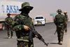 En kurdisk soldat patruljerer ved en kontrolpost mellem Mosul og Irbil i det nordlige Irak, hvor oprørsgruppen Isil er på fremmarch.