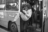 Rødstrømper slæbes ud af en HT-bus i 1970. De havde nægtet at betale fuld pris for billetten, da der ikke var ligeløn. Arkivfoto: Lars Hansen