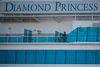 Gæsterne har forladt skibet, men besætningen er blevet tilbage. Her på ”Diamond Princess”, som lå i karantæne ved Japan med adskillige coronasyge passagerer ombord. Foto: Philip Fong/Ritzau Scanpix