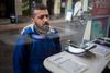 Mohammed al-Haj, en syrisk flygtning, kigger på en mobiltelefon i et butiksvindue i Tyskland. »Syrere arbejder virkelig hårdt,« siger han. »De vil knuse klipper for at tjene til dagen og vejen.« Foto: Santi Palacios/AP