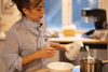 Rebecca Siri Corbo viser, hvordan man laver traditionelle fastellavnsboller med et tvist af crème brûlée. Foto: Joachim Ladefoged