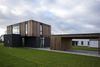 Det foranderlige hus er opført af arkitekt: Henning Larsen Architects, GXN, ingeniør: Anders Christensen og entreprenør: Benée Huse. Derudover har Statens Byggefor skningsinstitut AAU, Kebony, HTH og Ytong været videnspartnere. Ved hjælp af byggekomponenter, som kan demonteres og skiftes ud, kan huset ombygges og tilpasses efter beboernes behov uden de store omkostninger på CO2-regnskabet.