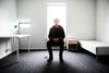 Viborg Kommune er klar til at tilbyde tag over hovedet til coronasmittede, som ikke kan isolere sig derhjemme. 15 studieboliger er klar – her er det kommunens visitationschef Henrik Ravn, som viser frem. Foto: Mads Frost