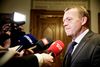 Statsminister Lars Løkke Rasmussen (V) vil ikke indføre mere grænsekontrol, selvom Sverige tog samme skridt onsdag.