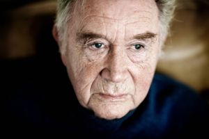 95 år: Dansk teaters store ikon Jørgen Reenberg har ikke sat sine efterhånden skrøbelige ben på Det Kongelige Teater, siden hans afskedsforestilling for 14 år siden. Men han følger med.