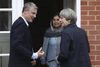 Premierminister Theresa May på valgkamprunde med den lokale konservative kandidat i Richmond, Zac Goldsmith, der er EU-modstander. Han blev ved det seneste valg vraget til fordel for den EU-positive liberal<DB>demokrat Sarah Olney, men kan måske profitere af, at brexit tilsyneladende ikke fylder meget i valgkampen. Foto: Steve Parsons/PA via AP