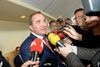 - Det handler ikke om et hegn. Vi må have kontrol over, hvem der rejser ind i Sverige. Folk skal identificere sig selv, inden de går om bord på færgen, siger Löfven.