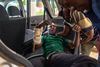 En mand hjælpes ind i en bil efter angiveligt at være blevet såret af soldater under protester mod benzinpriser i Bulawayo, Zimbabwe. Foto: Zinyange Auntony