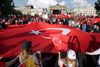 I en protest mod vedtagelsen af resolutionen, som omtaler drab på armeniere i 1915 som et folkedrab, fremviser demonstranter et kæmpemæssigt tyrkisk flag foran Brandenburger Tor i Tysklands hovedstad. Foto: Michael Sohn/AP
