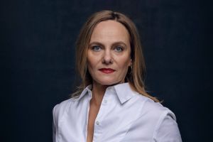Ellen Hillingsøs karakteristiske dybe stemme bidrager til legen med kønsstereotyper i Maren Uthaugs roman ”11%”. Få en gratis lytteprøve i anmeldelsen. 