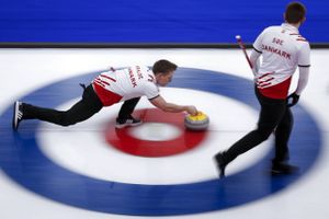 Holland blev slået, da det danske herrelandshold i curling lørdag indledte jagten på kvalifikation til OL.