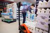 De danske dagligvarekæder har travlt med at fylde friske varer ind i butikkerne. Arkivfoto: Charlotte de la Fuente