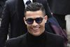 En smilende Ronaldo ankom til retten iført en højhalset trøje, solbriller og store diamantøreringe. Han gik forbi det store medieopbud uden at sige et ord. Foto: Pierre-Philippe Marcou/AFP