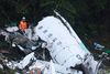 Redningsarbejdere ved vraget, hvor flyet styrtede ned uden for Medellin i Colombia. Foto: Luis Benavides/AP