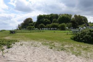 Gammelmark Strand Camping ligger på Jyllandssiden af Sønderborg Bugt. Den strækker sig fra stranden og op ad en fin bakke, så alle har udsigt over vandet og mod Sønderborg. Foto: Per Raahauge