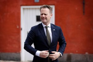 Udenrigsministeren har ansat en særlig rådgiver til 75.000 kr. om måneden kort før et muligt valg - hvor rådgiveren skal gå af og vil få langvarig opsigelse med løn. K kalder det en »lidt ubetænksom« behandling af skattekroner. 
