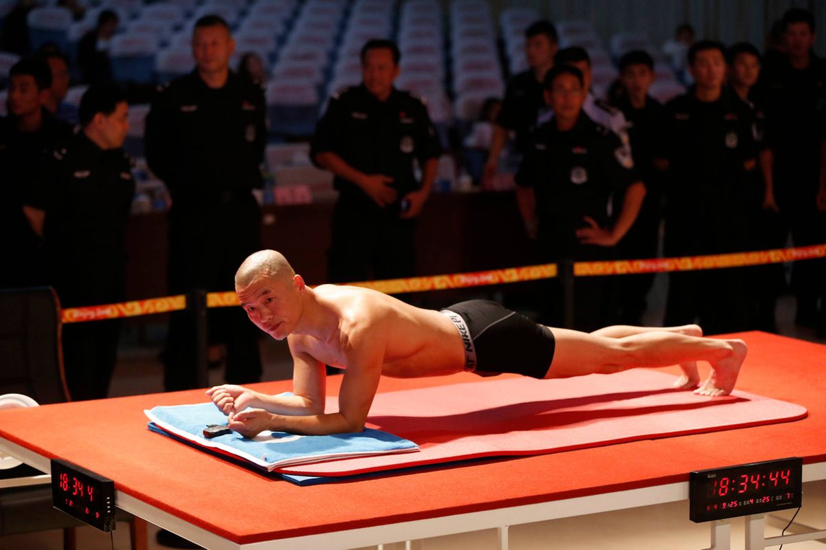 Ristede Becks Økonomi Kineser smadrede dansk verdensrekord i "planke"