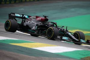 Når Brasiliens Grand Prix køres søndag, starter Lewis Hamilton i bedste fald som nummer seks efter ny straf.