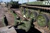 Russiske soldater er i gang med at læsse tanks af fra en togvogn. De skal stationeres på en tidligere ukrainsk militærbase i Krim. Arkivfoto: Pavel Golovkin/AP