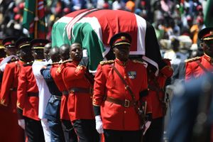 Kenyas eksleder i 24 år Daniel Arap Moi blev mindet af tusindvis af kenyanere under en ceremoni i Nairobi.