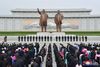 I denne weekend afsvor tusindvis af nordkoreanere også troskab ved en ceremoni i Pyongyang. Foto: KCNA via REUTERS