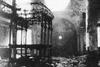 På Krystalnatten blev en række jødiske synagoger, forretninger og boliger angrebet. Billedet viser en smadret synagoge. Arkivfoto: Mary Evans Picture Library
