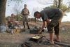 Ukrainske soldater ved byen Debaltsevo i Donetsk-regionen laver mad over et bålsted. Våbenhvilen i regionen har trods flere sammenstød betydet langt fredeligere forhold i området. Foto: Efrem Lukatsky/AP