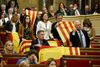 Oppositionspolitikere placerede spanske flag i Cataloneins parlament fredag. Foto: Manu Fernandez/AP