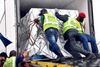 Sydafrikas første coronavaccine ankom til O.R. Tambo lufthavnen i Johannesburg mandag. Den vil blive givet til sundhedspersonalet. Foto: Elmond Jiyane/Reuters