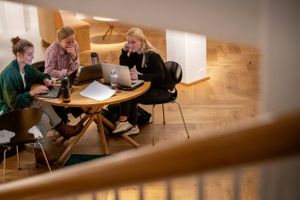 Mens resten af landet sukker efter flere ansøgere til ingeniøruddannelserne, peger tendensen i en mere positiv retning på Aarhus Universitet. 