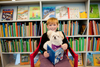 Læsehunden Arthur læser med Noah på Lyngby Bibliotek. Foto: Marianne Leth.