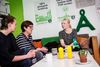 Alle kan kigge ind hos Alternativet. Fra venstre er det frivillig Olivia Lund, der tager mod gæster, Annegrete Wang, nyt partimedlem, og Louise Friis Jensen, der denne gang vil sætte kryds ved liste Å. Foto: Stine Bidstrup