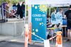 De seneste dage har borgerne i bl.a. Frydenlund i det vestlige Aarhus stået i kø fra morgenstunden for at blive coronatestet. Den mobile enhed i Aarhus fik hjælp af Region Nordjyllands personale til de mange test. De kan nå mere end 500 test om dagen. Foto: Helle Arensbak/Ritzau Scanpix