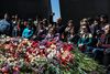 Tusindvis af mennesker val farter til Tsitsernakaberd, det store mindesmærke for folkemordet i Armenien. Der bliver mindet og grædt, og et blomsterhav er ved at vokse frem.