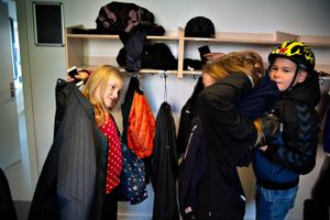 Skolerne klæder ikke eleverne på til virkeligheden, hvis de tager mobiltelefonerne fra dem, mener Danske Skoleelever.