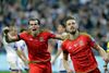 Wales, her med Gareth Bale (tv.) og Aaron Ramsey, levede i EM-kvalifikationen højt på et kompakt forsvar, der kun lukkede 4 mål ind i 10 kampe og kun scorede 11. Holder den tendens under slutrunden, bliver det næppe Wales, der står for underholdningen. Foto: Dusan Vranic/AP